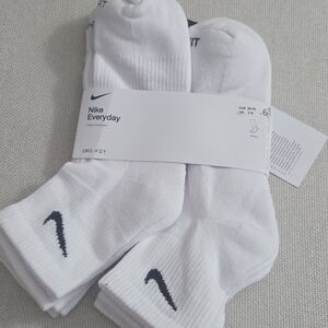 Nike Everyday Dri-FIT White Socks